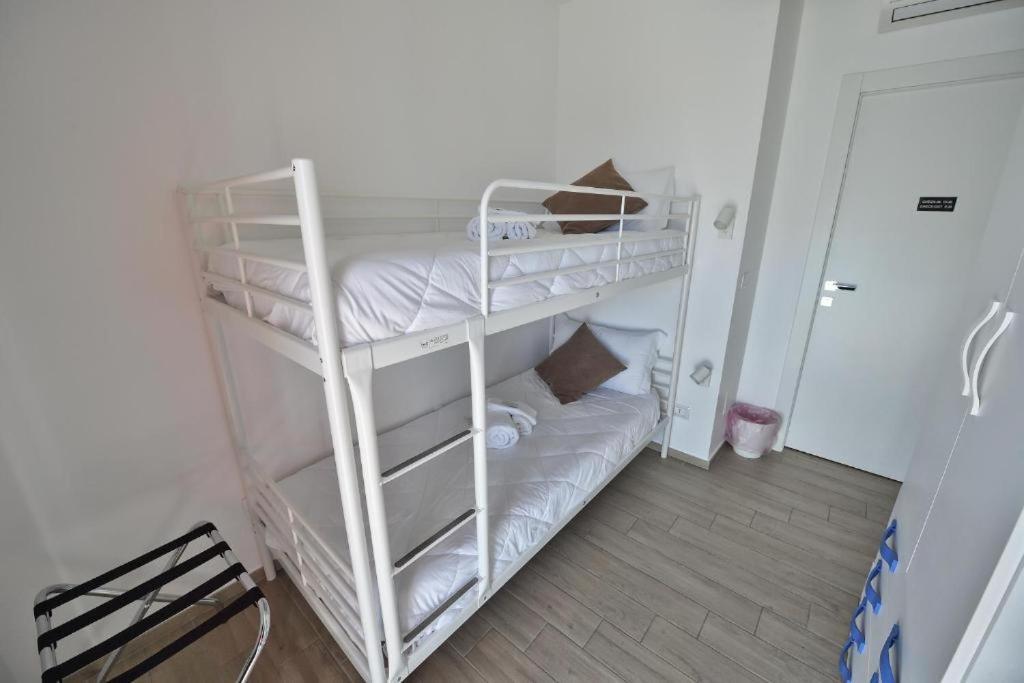Hotel Karol Wojtyla Airport Bari Esterno foto
